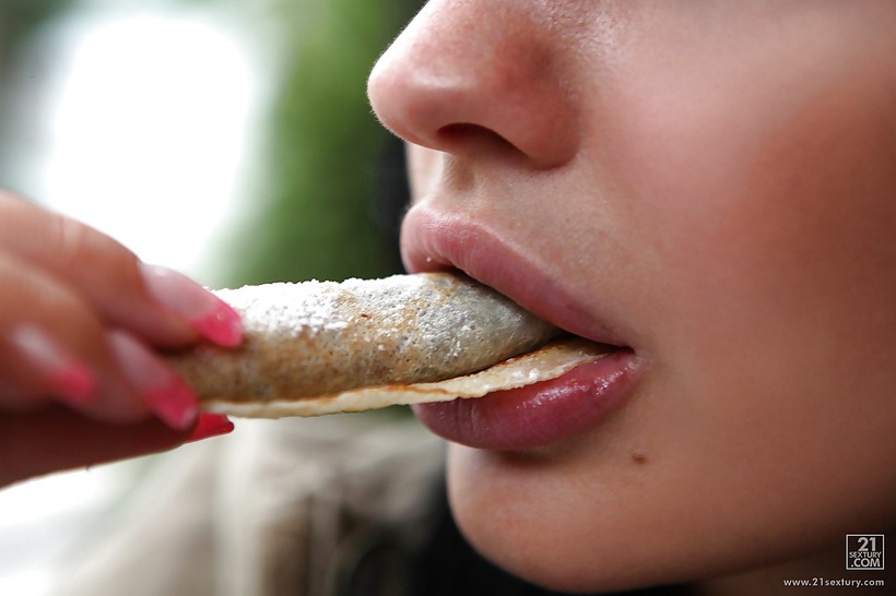Aletta Ocean Is Eating Out 11