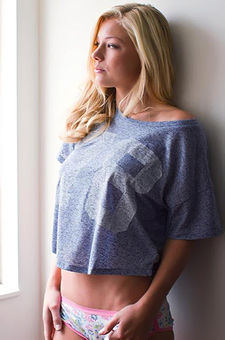 Hot Babe Nikki Leigh Gets Nude